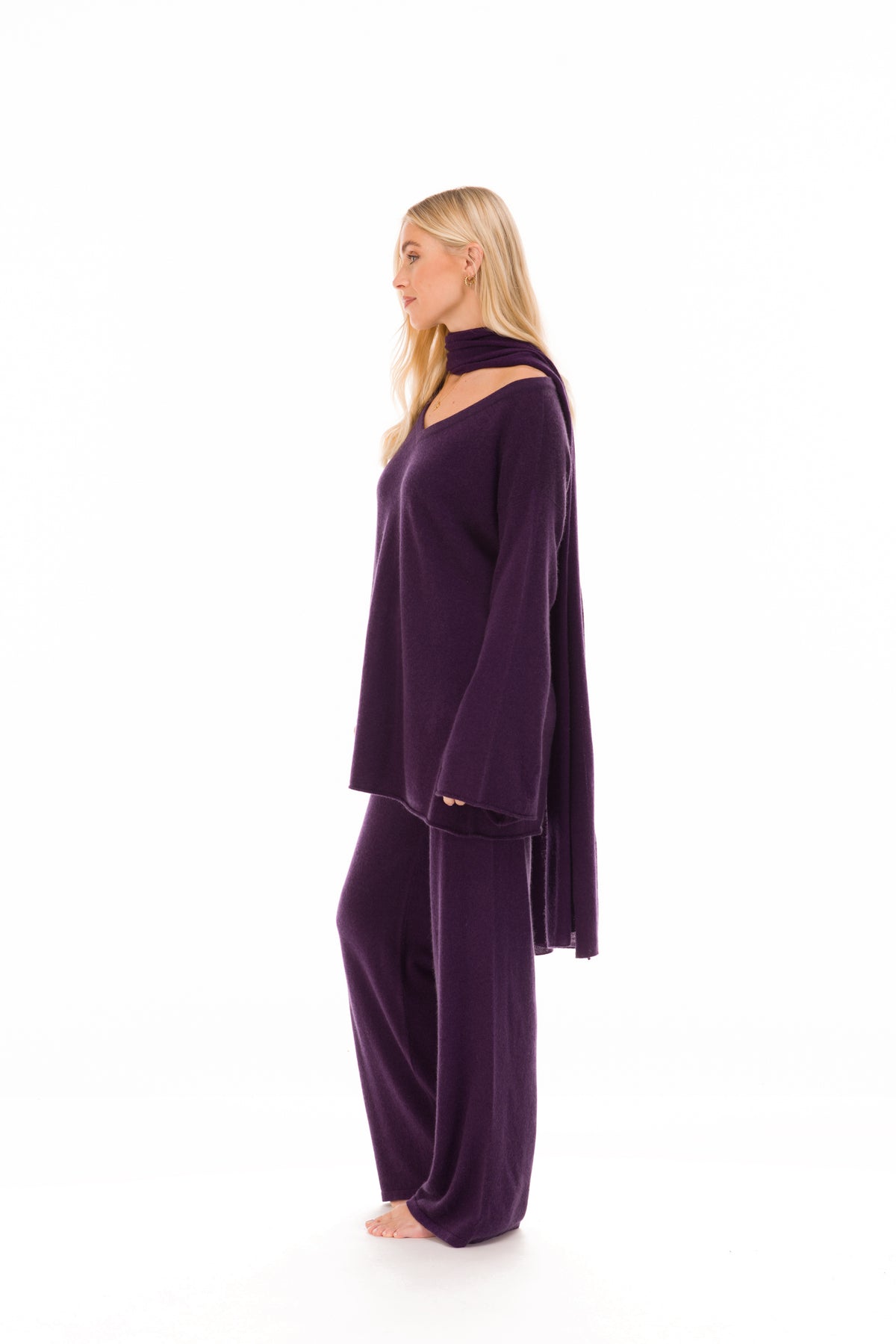 100% CASHMERE FLUTED V-NECK JUMPER AUBERGINE