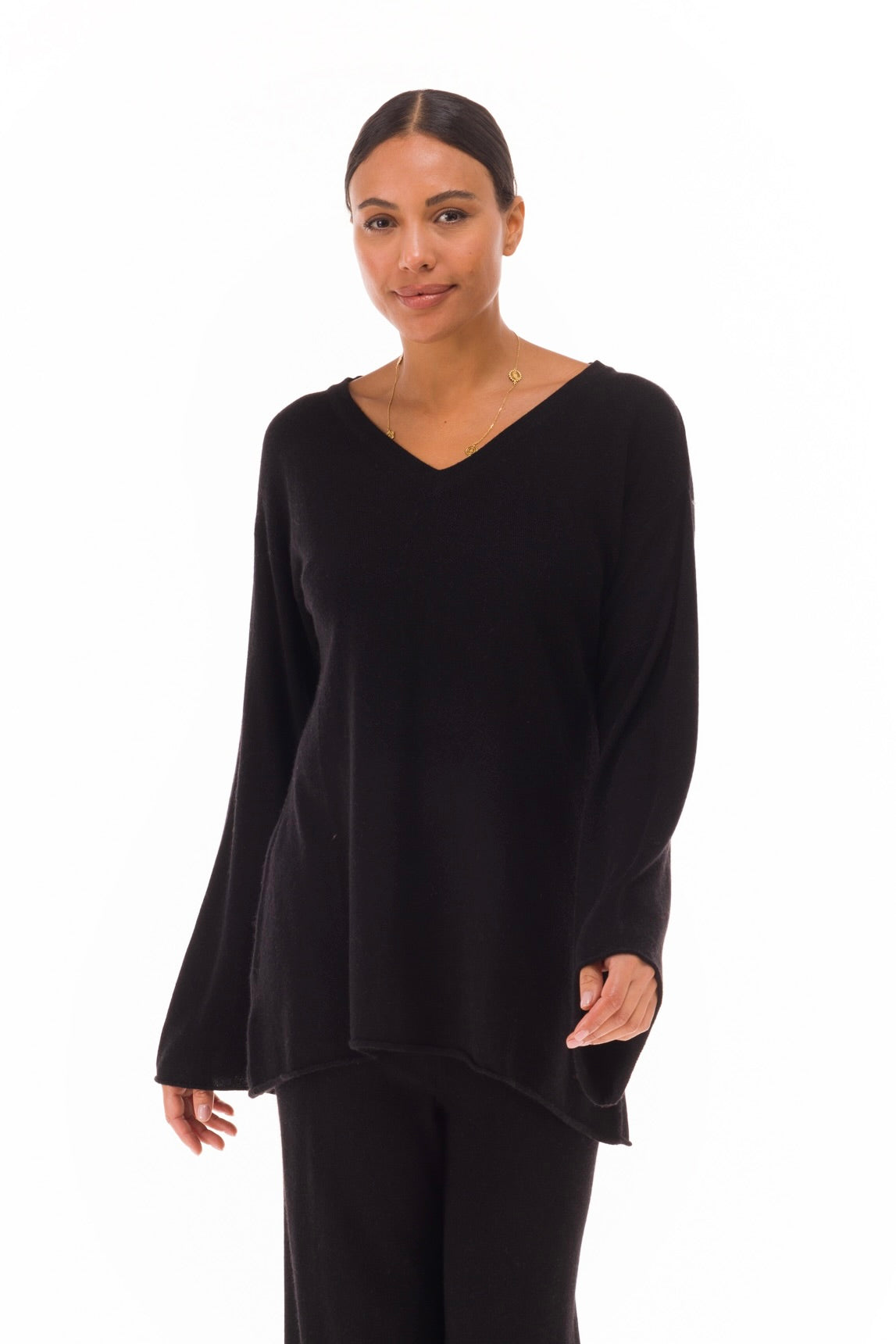 100% CASHMERE FLUTED V-NECK JUMPER BLACK