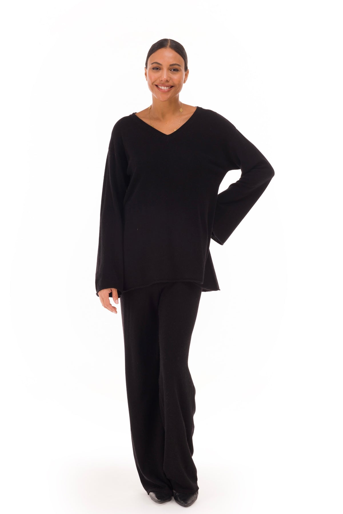 100% CASHMERE FLUTED V-NECK JUMPER BLACK