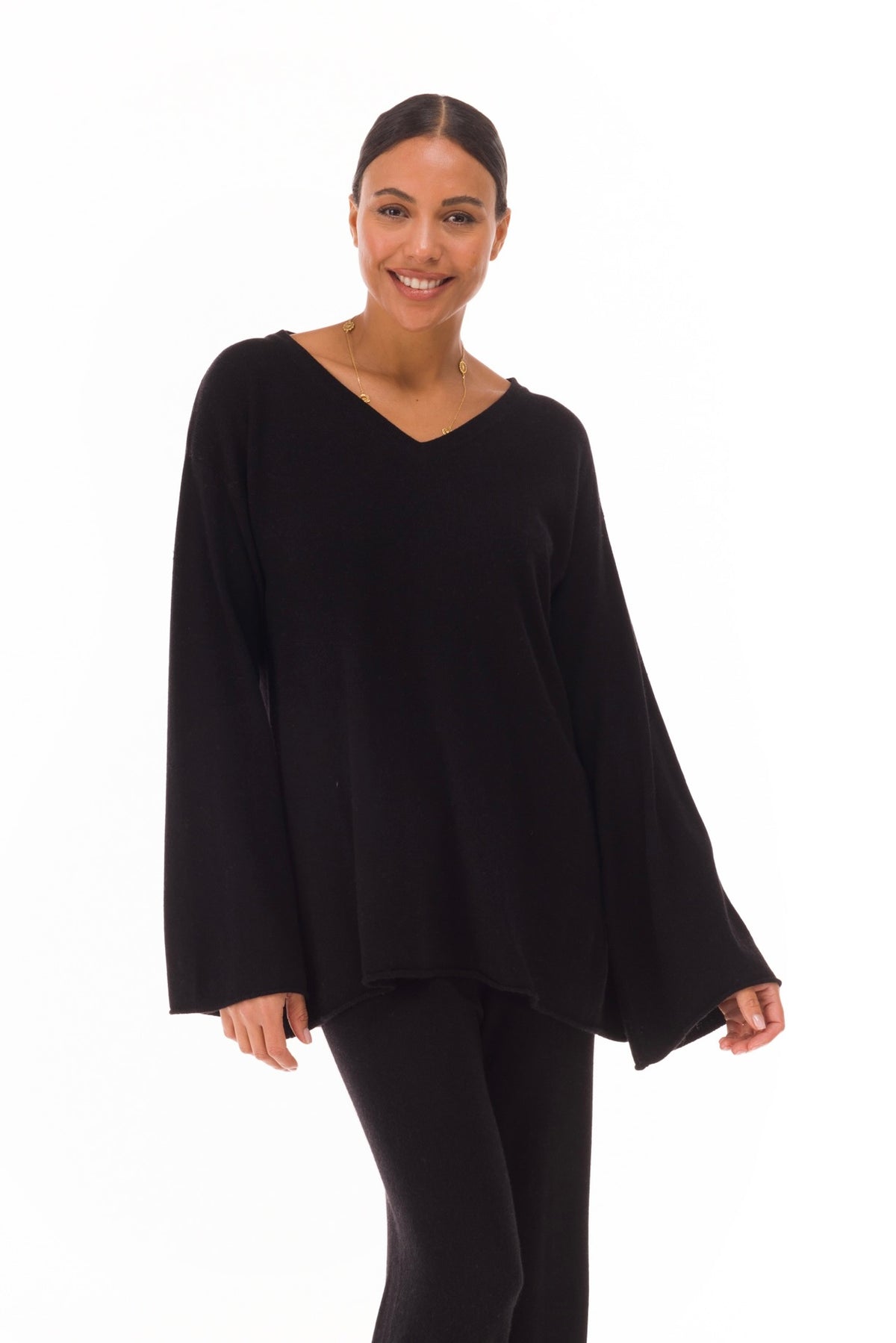 100% CASHMERE FLUTED V-NECK JUMPER BLACK